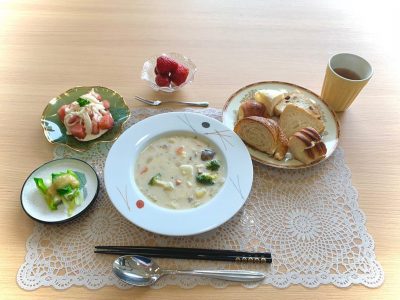 具だくさんシチュートマトサラダうるいの白味噌かけ焼き立てパンデザート　いちご ぶどうの木 デイサービス from Instagram