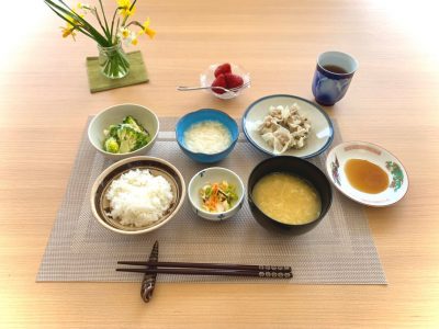 焼売ブロッコリーの貝柱あんかけ長芋の生姜酢香の物コーンスープデザート　いちご ぶどうの木 デイサービス from Instagram