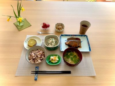 赤飯ぶりの照り焼き白和え菊芋のきんぴら焼き芋香の物吸い物デザート　いちご ぶどうの木 デイサービス from Instagram