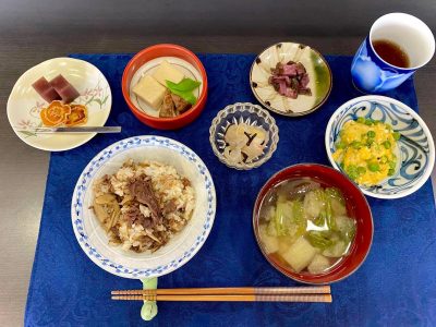 牛肉とごぼうのご飯えんどう豆の卵とじ鯛の刺身、中華風和え煮物香の物　柴漬みそ汁デザート　水羊羹と干し柿 ぶどうの木 デイサービス from Instagram