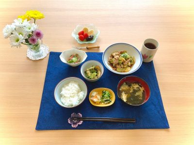 春キャベツの回鍋肉ｴﾋﾞとﾌﾞﾛｯｺﾘｰの塩昆布和え酢の物コンソメスープ香の物  かぶらの葉の塩漬デザートイチゴ、バナナ、プルーン ぶどうの木 デイサービス from Instagram