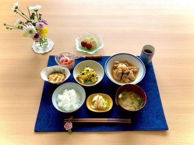鶏のさっぱり煮にら玉子山芋のわさび醤油漬け新玉ねぎのサラダ香の物デザートぶどうシードレスとバナナ ぶどうの木 デイサービス from Instagram