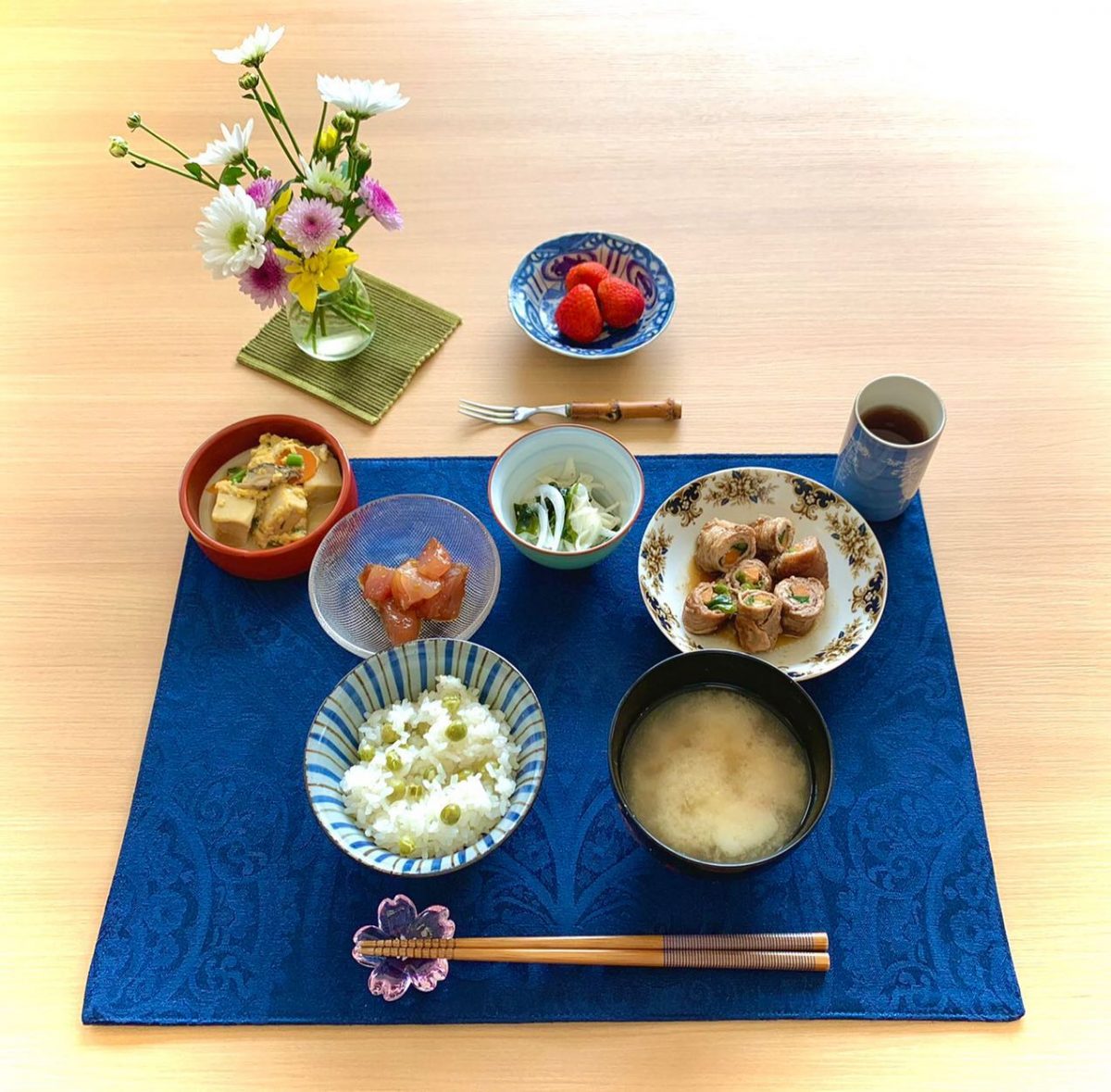 豆ご飯野菜の肉巻高野豆腐の卵とじ新玉ねぎの酢の物マグロ刺身の漬けみそ汁デザート　苺 ぶどうの木 デイサービス from Instagram