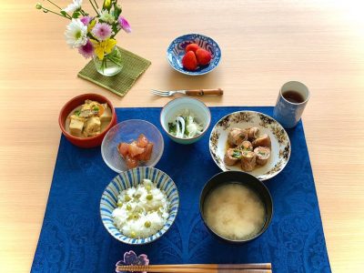 豆ご飯野菜の肉巻高野豆腐の卵とじ新玉ねぎの酢の物マグロ刺身の漬けみそ汁デザート　苺 ぶどうの木 デイサービス from Instagram