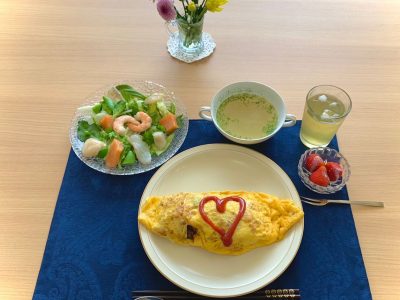 オムライスカルパッチョサラダオニオンスープデザート　イチゴ ぶどうの木 デイサービス from Instagram