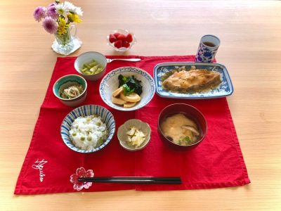 かれいの煮付け若竹煮鷄、カニ棒、きゅうり、しめじの酢の物ブロッコリーのおかか和え豆ご飯香の物みそ汁デザート　苺 ぶどうの木 デイサービス from Instagram