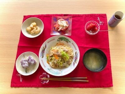 焼きビーフンゆかりおにぎりエビのマヨネーズソーストマトと新玉ねぎのサラダ筍とネギのスープデザート　苺 ぶどうの木 デイサービス from Instagram