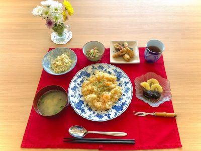 エビピラフツナとキャベツのサラダちくわの磯辺揚げきゅうりとカニかまの酢の物卵スープデザート  キウイとプルーン🥝 ぶどうの木 デイサービス from Instagram