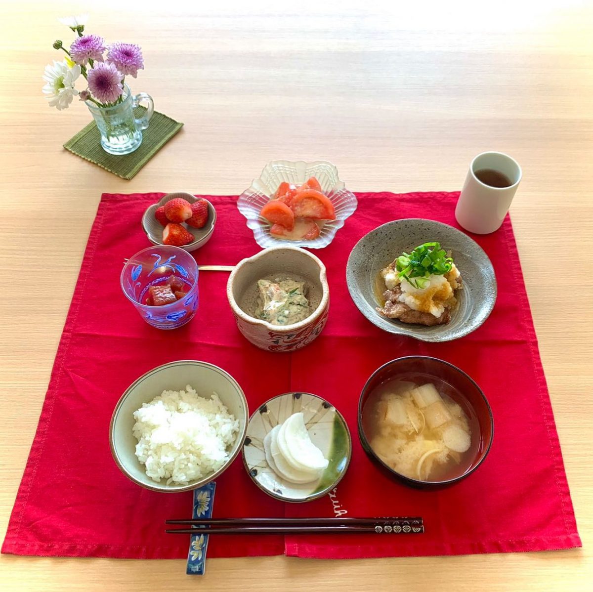 揚げ豚肉の大根おろしかけマグロのづけ刺身白和えトマトサラダ香の物新筍のみそ汁デザート　苺 ぶどうの木 デイサービス from Instagram