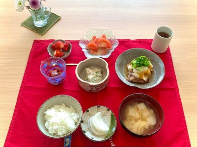 揚げ豚肉の大根おろしかけマグロのづけ刺身白和えトマトサラダ香の物新筍のみそ汁デザート　苺 ぶどうの木 デイサービス from Instagram