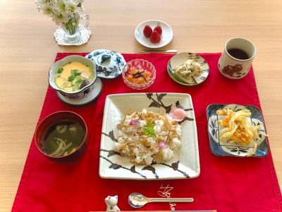 筍寿司茶碗蒸しサーモンの刺身塩昆布和え卯の花かき揚げ若竹の吸い物デザート　苺 ぶどうの木 デイサービス from Instagram