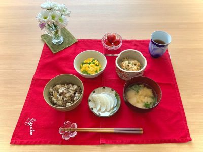 牛肉とごぼうのご飯卯の花えんどう豆の卵とじ新筍のみそ汁香の物デザート　苺 ぶどうの木 デイサービス from Instagram