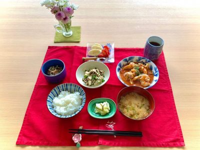 鶏のトマトソース煮ちくわと大葉の梅肉和え豆腐のサラダみそ汁香の物デザートイチゴとバナナ ぶどうの木 デイサービス from Instagram