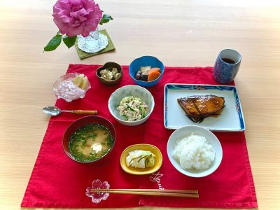 ぶりの照り焼き鶏ときゅうりの和え物煮物豆腐サラダみそ汁デザートいちごババロアとバナナ ぶどうの木 デイサービス from Instagram