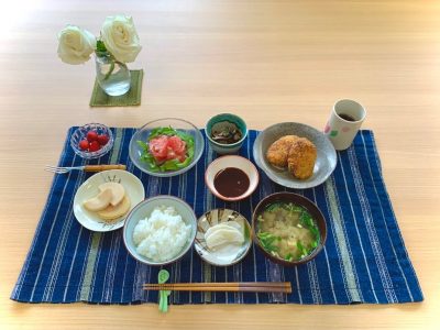 コロッケトマトとアイスプラントのサラダ筍の煮物きのこのサッと煮香の物みそ汁デザート　苺 ぶどうの木 デイサービス from Instagram