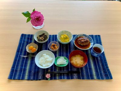 煮込みハンバーグカボチャとうすい豆、新玉ねぎのサラダづけサーモンの塩こぶ和えナスのゴマ和え香の物みそ汁デザート　金柑の甘煮 ぶどうの木 デイサービス from Instagram