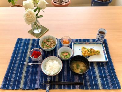 とり卵豚肉と三度豆、春雨の炒め物サーモンのづけ刺身きゅうりとカニ棒の酢の物みそ汁デザート　苺 ぶどうの木 デイサービス from Instagram