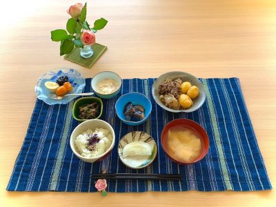 肉じゃがナスの白味噌煮長芋とみょうがの酢の物きのこのサッと煮香の物筍と豆腐のみそ汁デザート　金柑、プルーン、バナナ ぶどうの木 デイサービス from Instagram