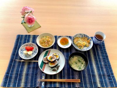 キムパチヂミ春雨サラダ鶏団子とニラのスープデザートイチゴとバナナ ぶどうの木 デイサービス from Instagram