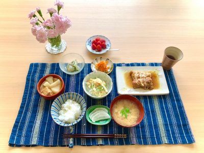 照り焼きチキン鯛の刺身、青じそ和えポテトサラダ人参のシリシリ大根とあげの煮物筍と豆腐のみそ汁デザート　イチゴ ぶどうの木 デイサービス from Instagram