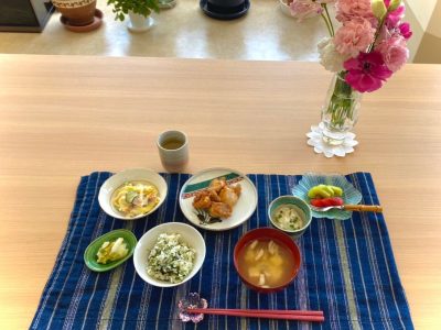 鶏の唐揚げマカロニサラダ長芋の酢の物じゃことわかめのご飯みそ汁香の物デザートイチゴとキウイ🥝 ぶどうの木 デイサービス from Instagram