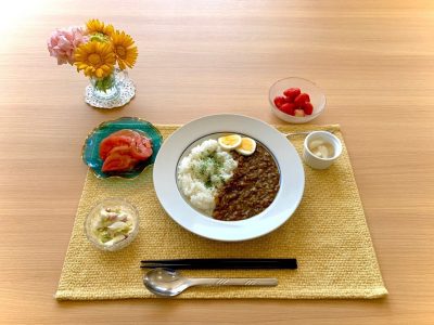 薬膳カレーイカと新キャベツ、新玉ねぎのサラダトマトサラダデザート　苺 ぶどうの木 デイサービス from Instagram
