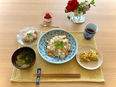 筍寿司サーモンのエスカベッシュ鶏そぼろとネギの卵焼き若竹汁 ぶどうの木 デイサービス from Instagram