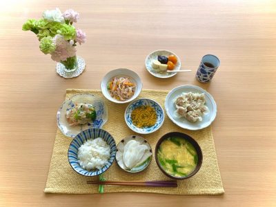 焼売中華サラダブロッコリーのカニあんかけスープ香の物デザート　バナナ、プルーン、金柑甘煮 ぶどうの木 デイサービス from Instagram