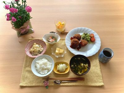 ミンチカツマカロニサラダキュウリとカニカマの酢の物たまご豆腐わかめのコンソメスープ香の物デザートフルーツポンチ(🥝) ぶどうの木 デイサービス from Instagram