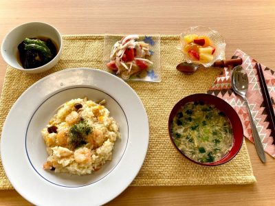 エビピラフトマトとチキン、オニオンのサラダナスとピーマンの揚げびたし卵スープデザート　フルーツポンチ ぶどうの木 デイサービス from Instagram