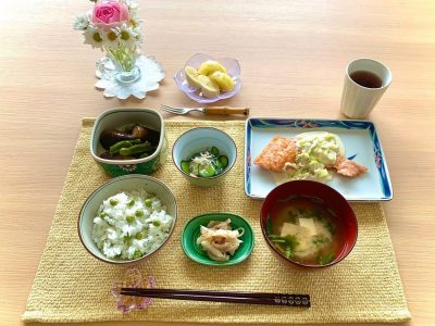 サーモンのねぎ味噌ソースナスとピーマンの味噌煮きゅうり、みょうが、しらすの酢の物みそ汁香の物デザート、キウイとバナナ🥝 ぶどうの木 デイサービス from Instagram