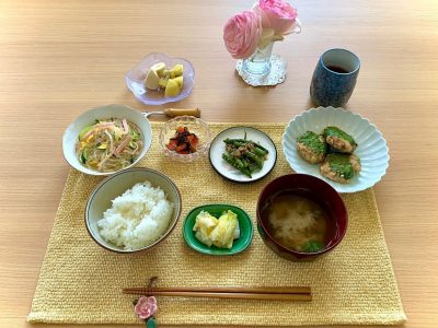 味噌つくね春雨サラダインゲン豆のごま和えサーモンの塩昆布合えみそ汁香の物デザートゴールドキュウイとバナナ🥝 ぶどうの木 デイサービス from Instagram