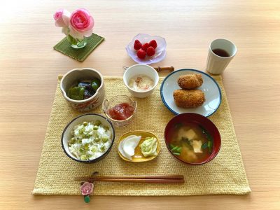 牛肉コロッケなすとピーマンの味噌煮長芋と茗荷の酢の物マグロのづけ香の物みそ汁デザート　苺 ぶどうの木 デイサービス from Instagram