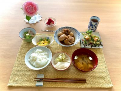 鶏のさっぱり煮えんどう豆の卵とじエビ、あさり、三つ葉のかき揚げきゅうり、茗荷、かに棒の酢の物香の物デザート　苺 ぶどうの木 デイサービス from Instagram