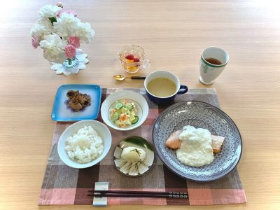 サーモンのホワイトソースプルーンの豚肉巻きポテトサラダオニオンスープ香の物デザート　フルーツゼリー ぶどうの木 デイサービス from Instagram