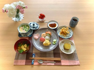手まり寿司茶碗蒸しかき揚げ焼き芋吸い物デザート　苺 ぶどうの木 デイサービス from Instagram