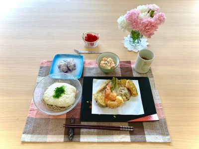 とろろそば天ぷらゆかりおにぎり卯の花デザート　苺 ぶどうの木 デイサービス from Instagram