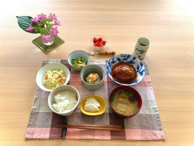 ハンバーグポテトサラダ卯の花きゅうりと茗荷、エビの酢の物香の物みそ汁デザート　苺 ぶどうの木 デイサービス from Instagram