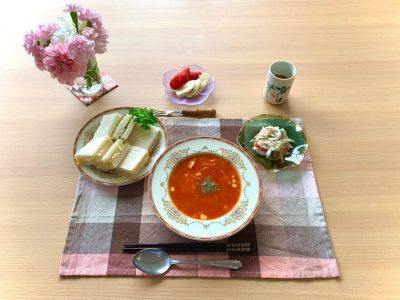 ミネストローネサンドイッチ2種(たまご・ハムきゅうり)新玉ねぎとカニカマのサラダデザートイチゴとバナナ ぶどうの木 デイサービス from Instagram