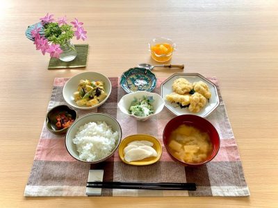 鶏の天ぷら高野豆腐の玉子とじ玉ねぎときゅうりの酢の物サーモンの塩昆布合えみそ汁香の物デザートフルーツポンチ ぶどうの木 デイサービス from Instagram