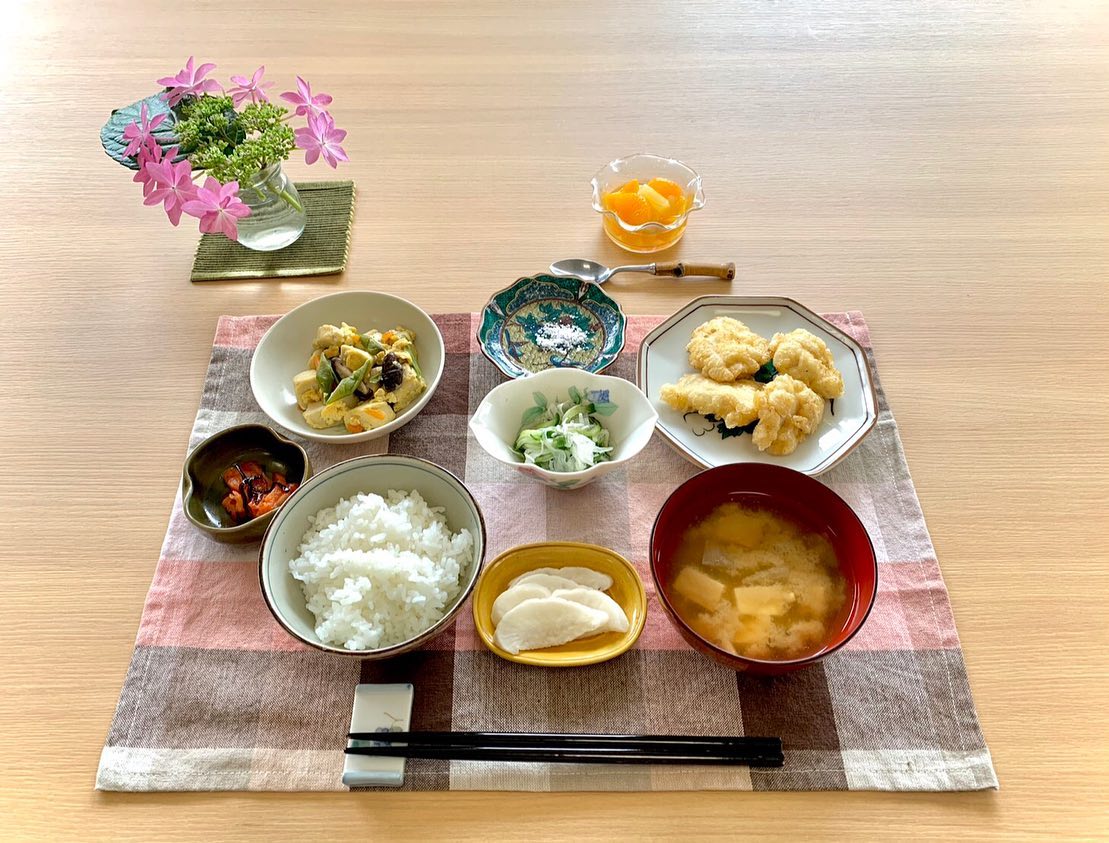 鶏の天ぷら高野豆腐の玉子とじ玉ねぎときゅうりの酢の物サーモンの塩昆布合えみそ汁香の物デザートフルーツポンチ ぶどうの木 デイサービス From Instagram ぶどうの木 デイサービス 料理自慢のデイサービス 西宮