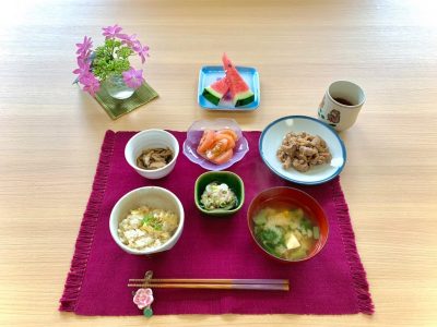 筍ご飯豚肉の生姜焼きトマトのサラダきのこのサッと煮酢の物みそ汁デザート　すいか ぶどうの木 デイサービス from Instagram