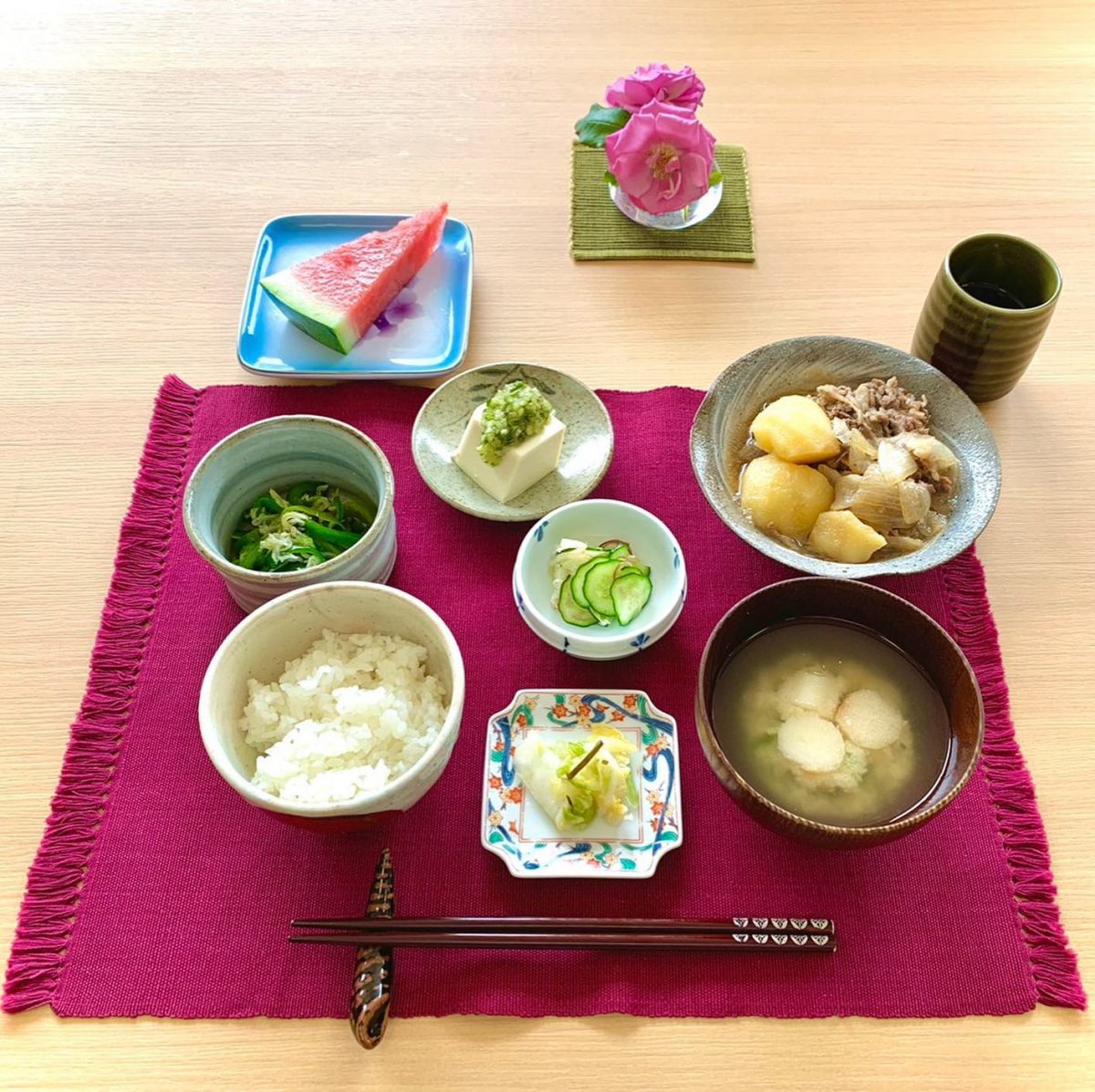 肉じゃがじゃこピーマン”だし”のせ冷奴酢の物香の物みそ汁デザート　すいか ぶどうの木 デイサービス from Instagram