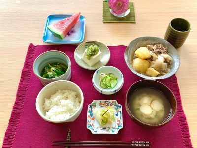 肉じゃがじゃこピーマン”だし”のせ冷奴酢の物香の物みそ汁デザート　すいか ぶどうの木 デイサービス from Instagram