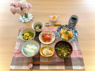 揚げだし豆腐ニラ玉子えびときゅうりの酢味噌和えトマトのサラダみそ汁香の物デザートババロア ぶどうの木 デイサービス from Instagram