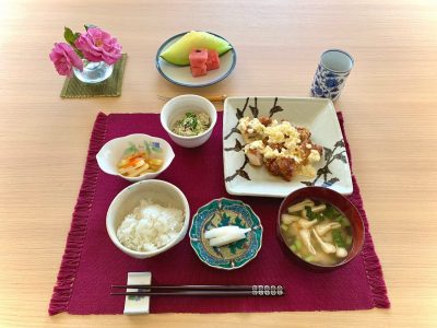 チキン南蛮山芋と人参のきんぴら豆腐のサラダみそ汁香の物デザートスイカとメロン ぶどうの木 デイサービス from Instagram