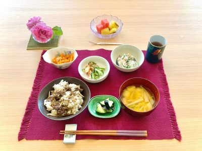 牛肉とごぼうのご飯白和え人参のしりしり酢の物水ナスの漬物みそ汁デザート　すいか、キーウィ🥝 ぶどうの木 デイサービス from Instagram