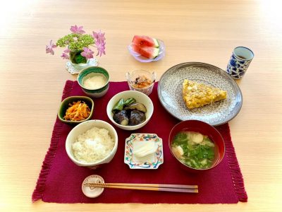 とり卵サーモンの刺身、塩昆布和えなすとピーマンのみそ煮長芋の酢の物人参のしりしり香の物みそ汁デザート　すいか ぶどうの木 デイサービス from Instagram