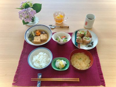 新玉ねぎの肉巻き厚揚げと野菜の煮物きゅうりやカニカマの酢の物みそ汁香の物デザートフルーツポンチ🥭 ぶどうの木 デイサービス from Instagram