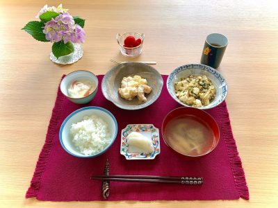 麻婆豆腐エビのマヨネーズソース長芋と茗荷の酢の物椎茸と新生姜のスープ香の物デザート　苺 ぶどうの木 デイサービス from Instagram
